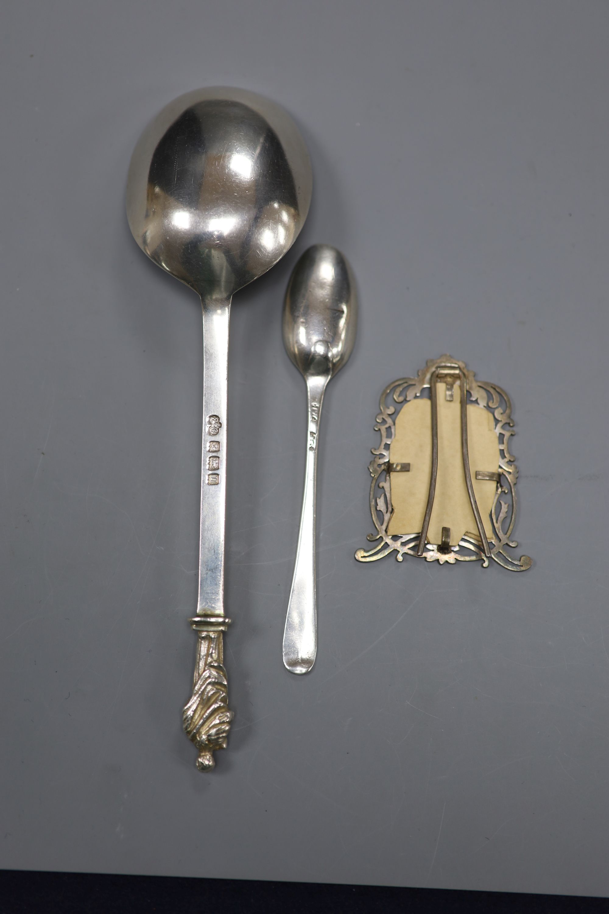 A George III Hester Bateman silver mustard spoon, 12.3cm, a George V silver apostle spoon, silver purse & photograph frame.